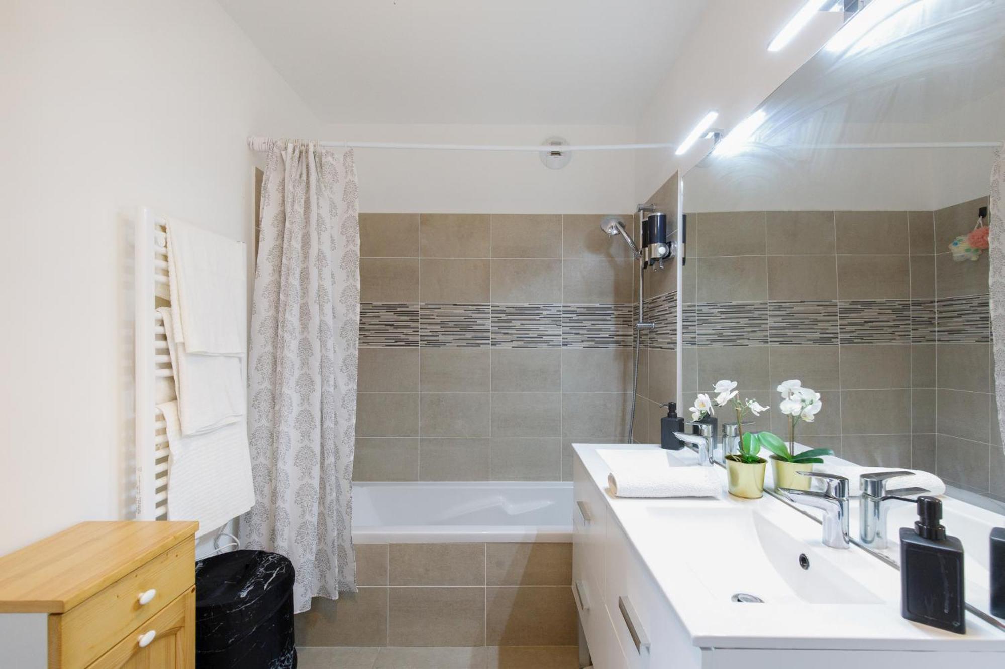 Lovely 2 Bedroom Condo With Pool Vallauris Eksteriør billede