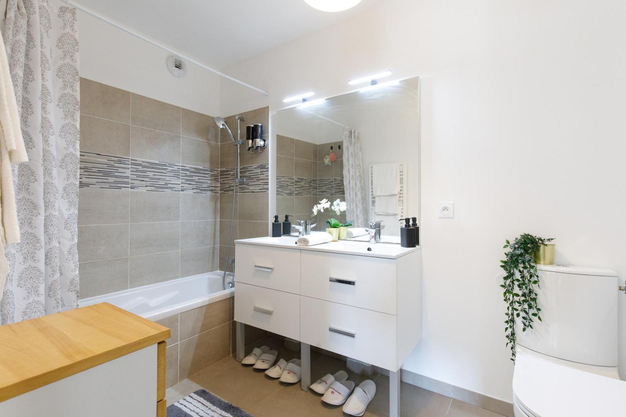 Lovely 2 Bedroom Condo With Pool Vallauris Eksteriør billede