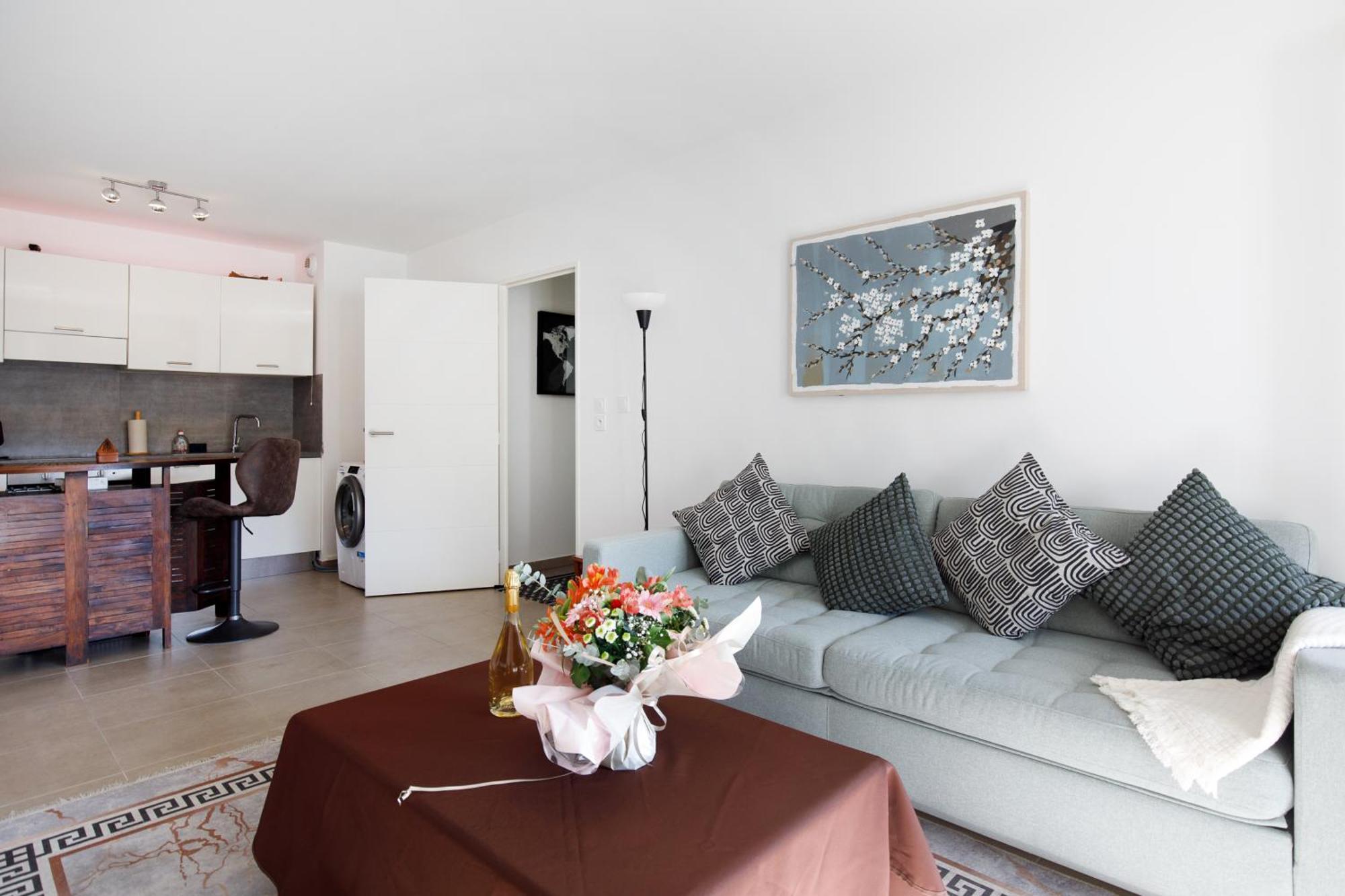 Lovely 2 Bedroom Condo With Pool Vallauris Eksteriør billede